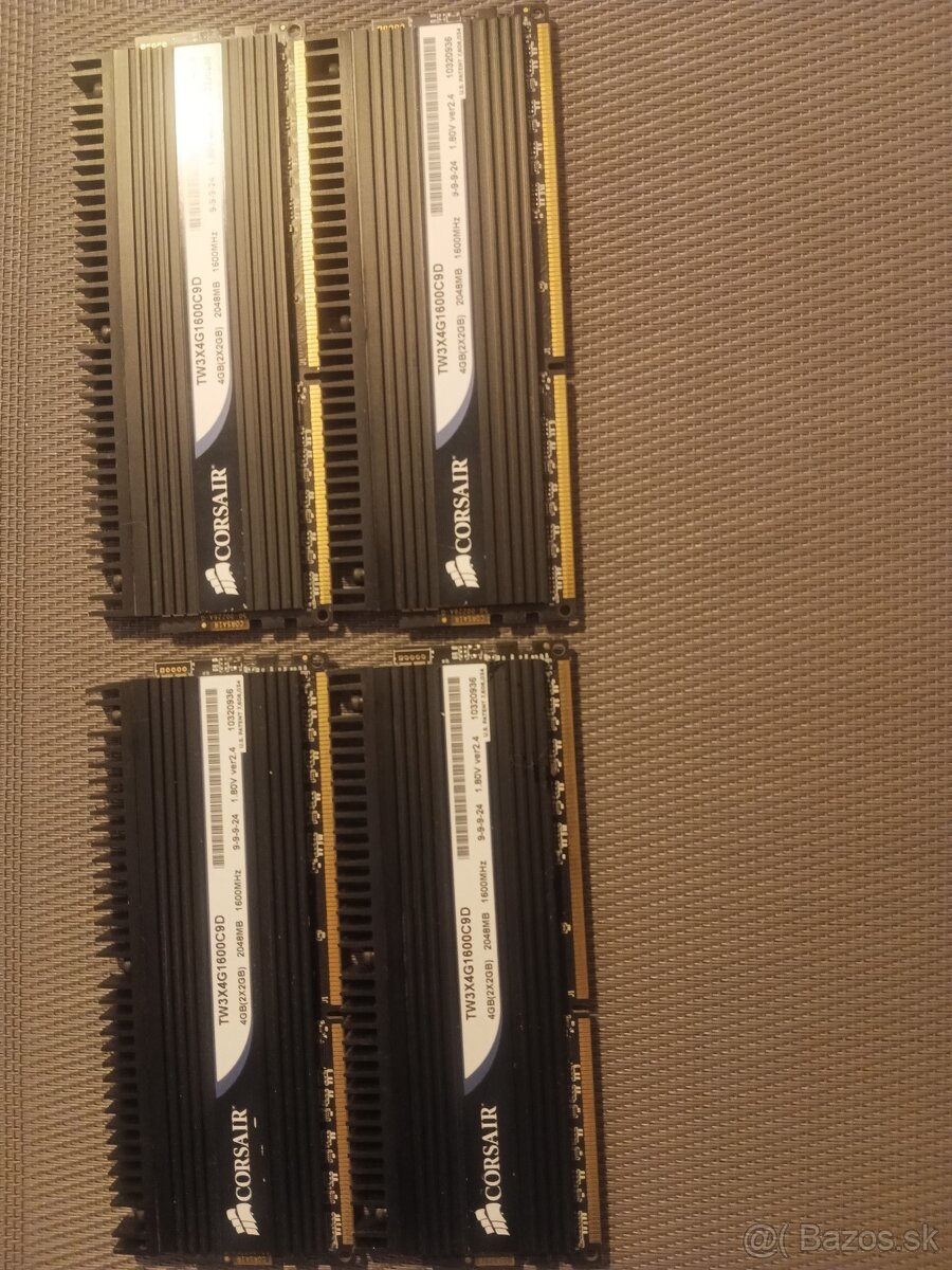 7 x 2 GB DDR3 Corsair + 1 x 4 GB DDR3 Kingston