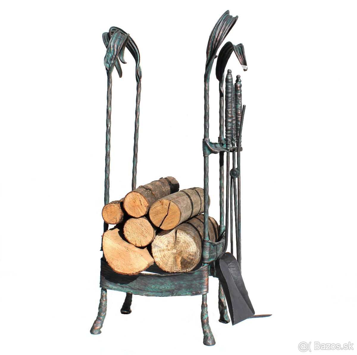 Stojan na drevo s krbovým náradím.