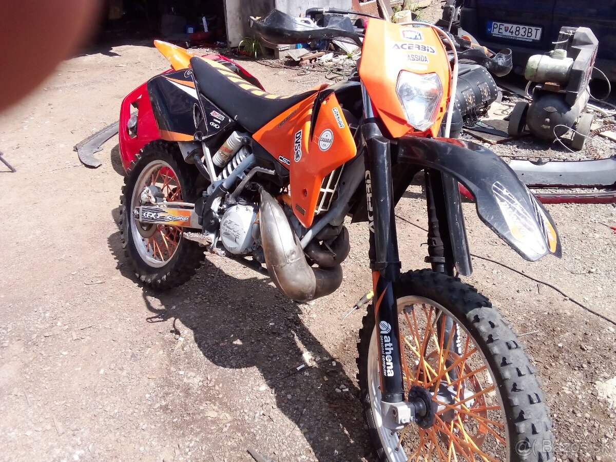 Predám KTM EXC 250 je to 2-tak rok 2001 pojazna