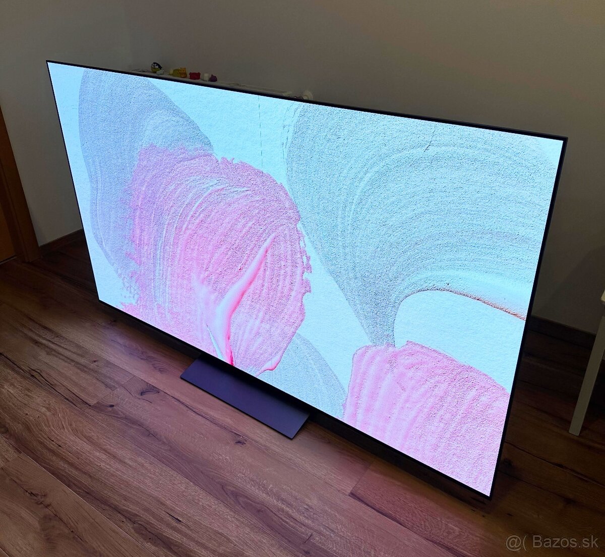 77" LG OLED C2 s vadou displeja