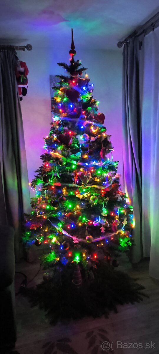 Predám umelý vianočný stromček – krásny, nepoškodený🎄