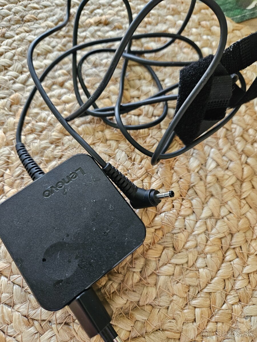 Nabíjačka na notebook