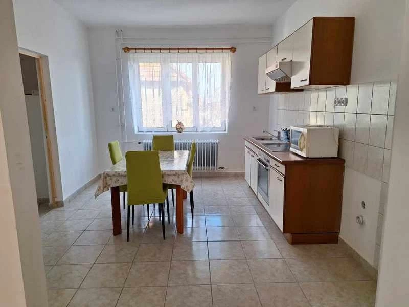 Veľký 3-izbový byt v Levél