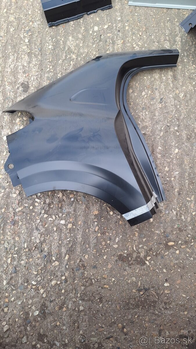 peugeot 208 pravý zadní blatnik