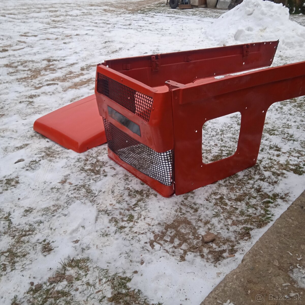 Predám hranatu kapotu na Zetor.