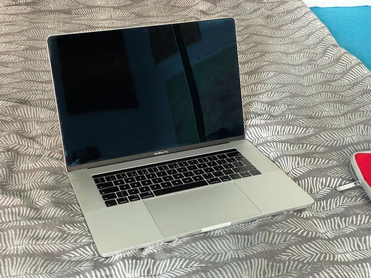 MacBook Pro 2018 15", 16GB RAM, 256GB SSD