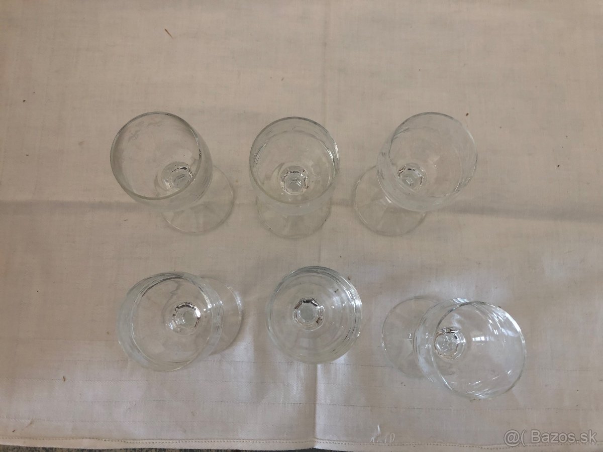 Sklenené poháre na destilát so vzorom