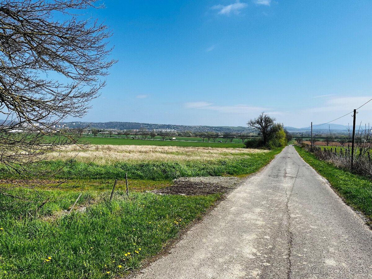 Predám stavebný pozemok s výmerou 2752 m2, VT
