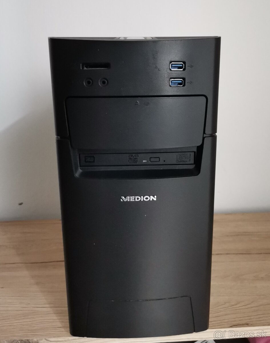 Intel i5 6600, 16GB RAM, GTX 1660 SUPER, SSD a HDD