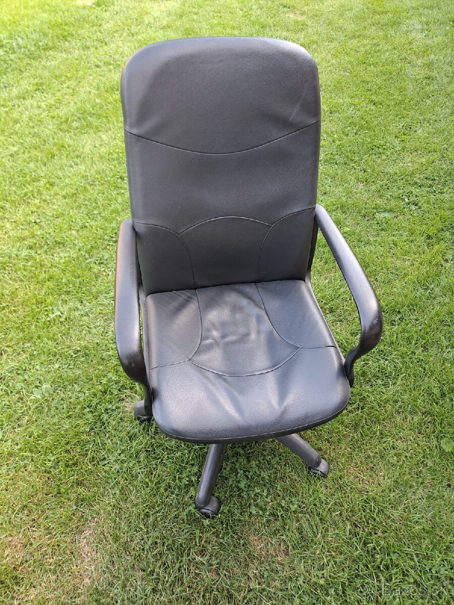 Kancelárska stolička čierna, s opierkami lakťov.