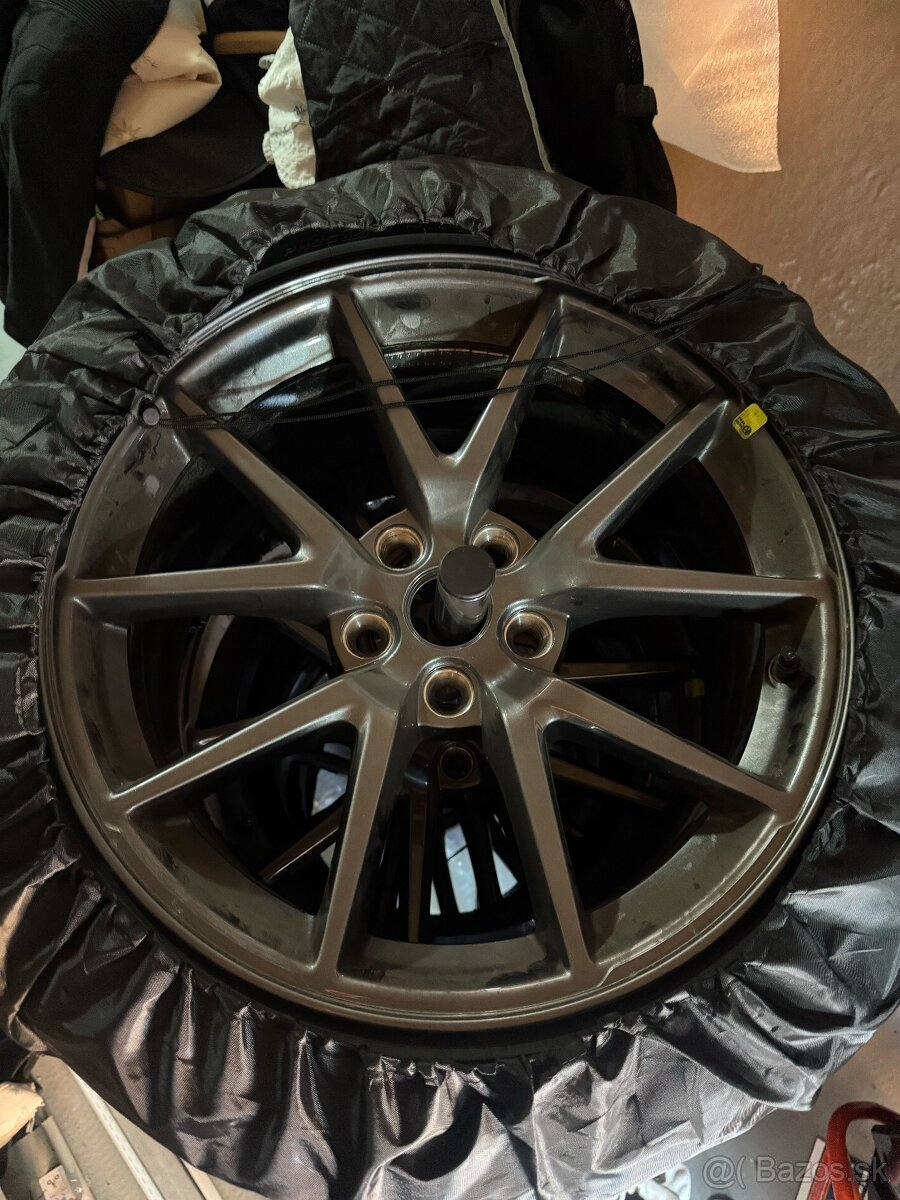 Sada 18″ diskov Aero a zimných pneumatík pre Model 3
