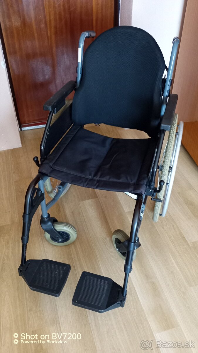 skladací variabilný invalidný vozík pre seniorov