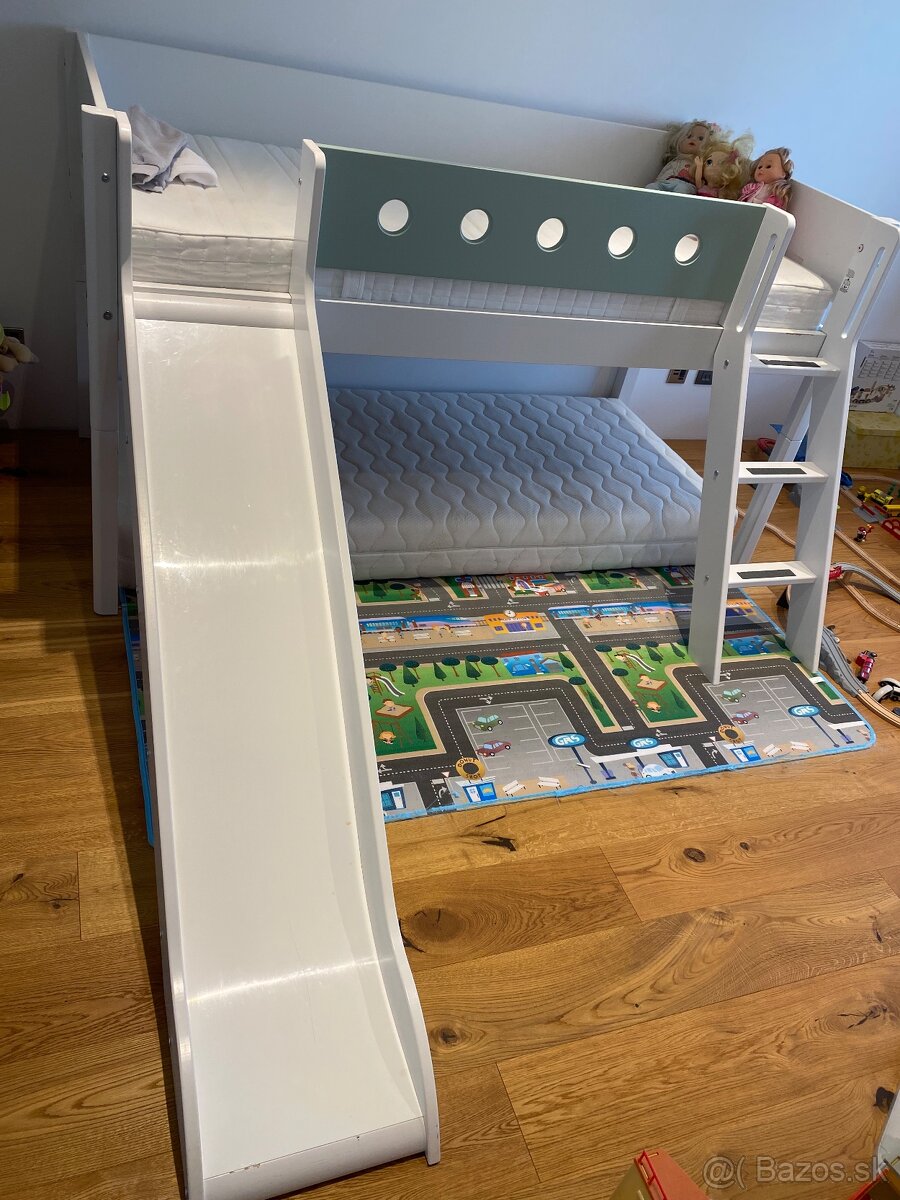 Detska postel so smyklavkou