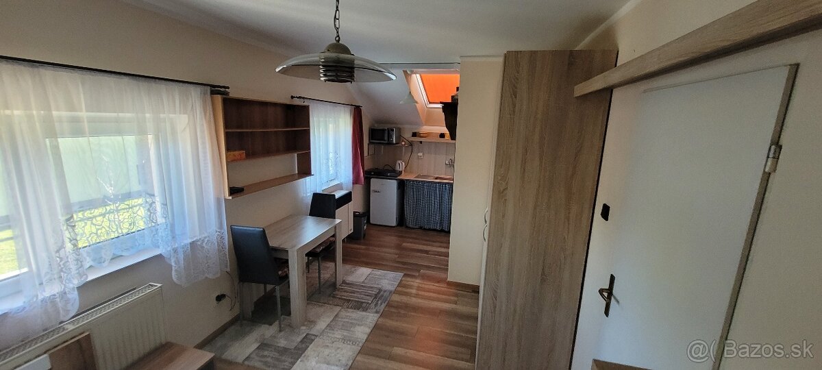 Izba s kúpelňou a kuchynkou na prenájom
