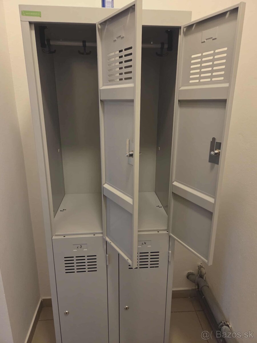 Kovová šatníková skriňa 4 dverová