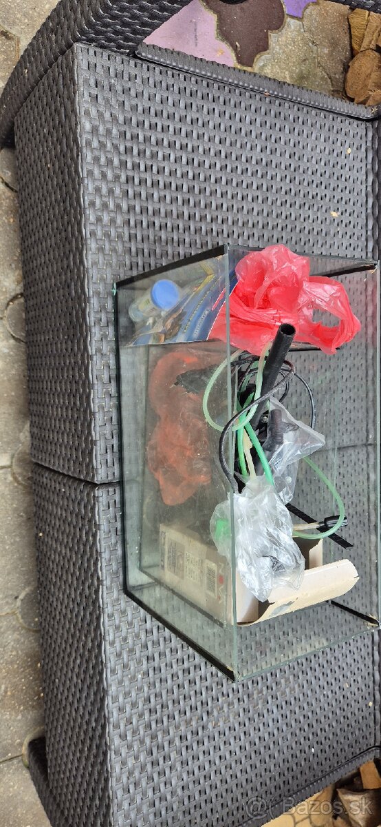 Akvárium a doplnky.