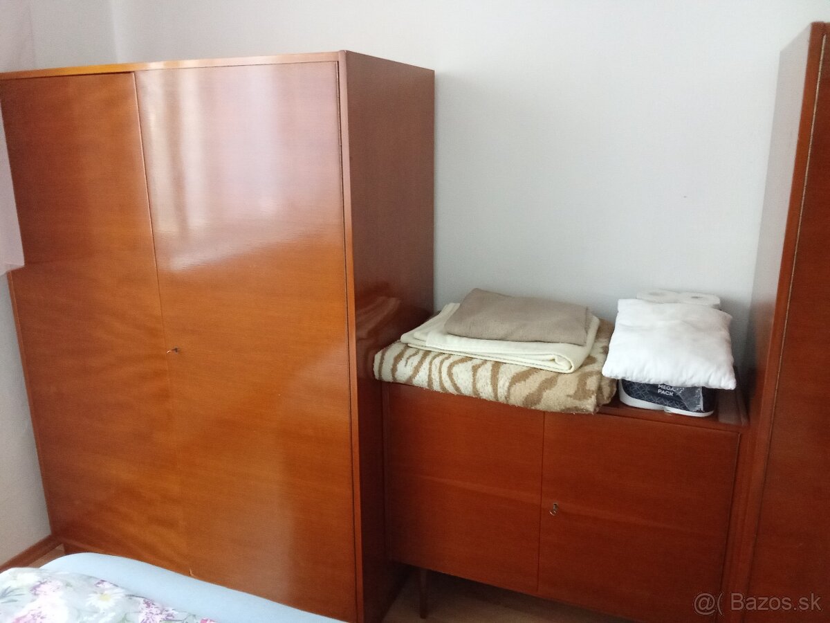 predáme starý dobrý zachovalý retro nábytok