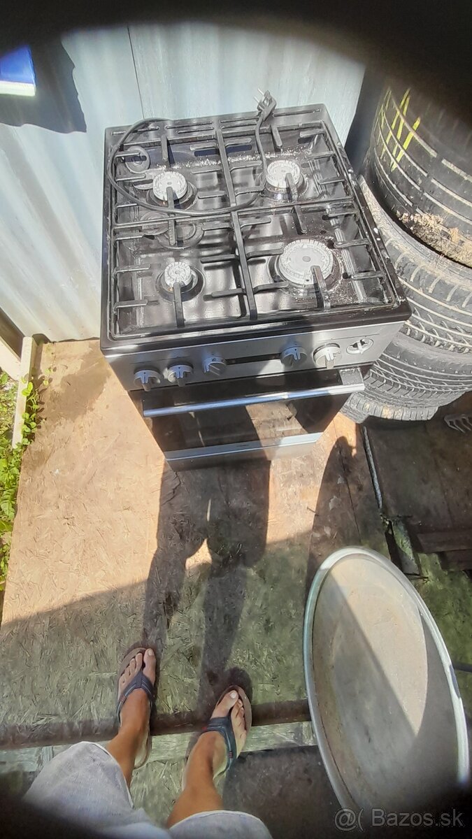 Elektricky plynový šporak.