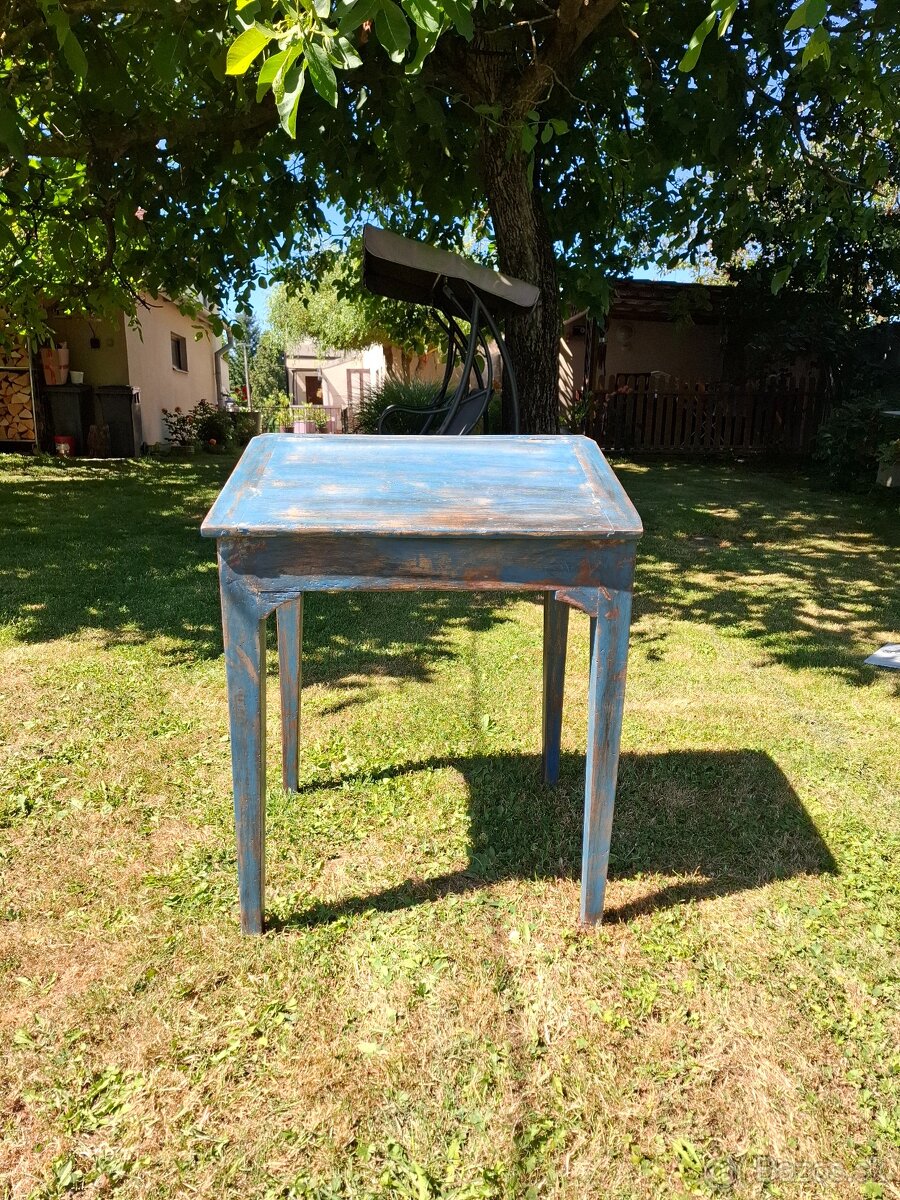 Drevený modrý stolík