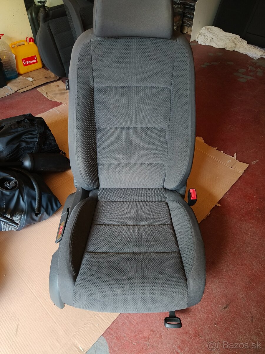 Predam komplet sedadla vw golf 5