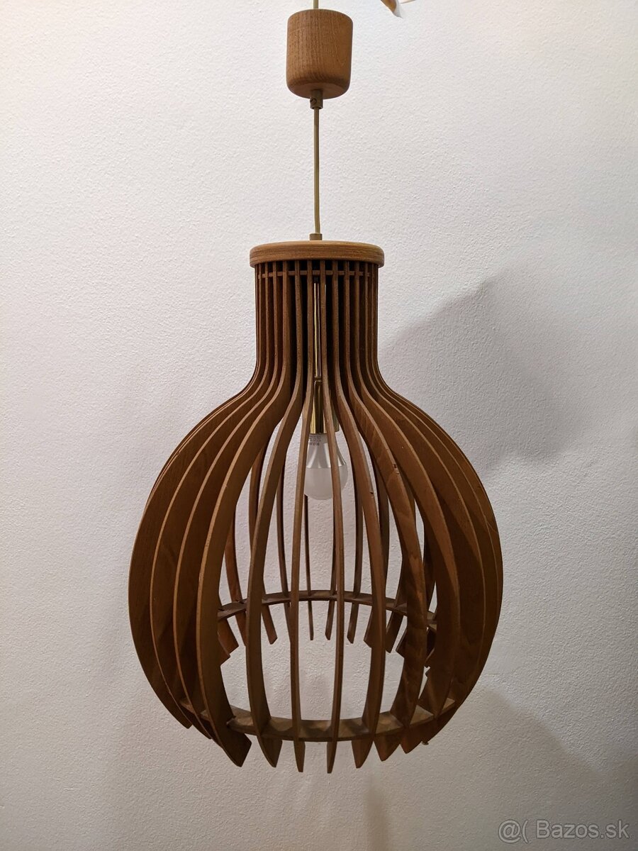 Drevená visiaca lampa