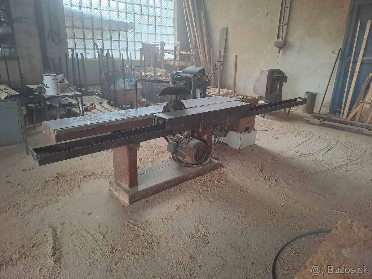 Stolová pila rozmietacia