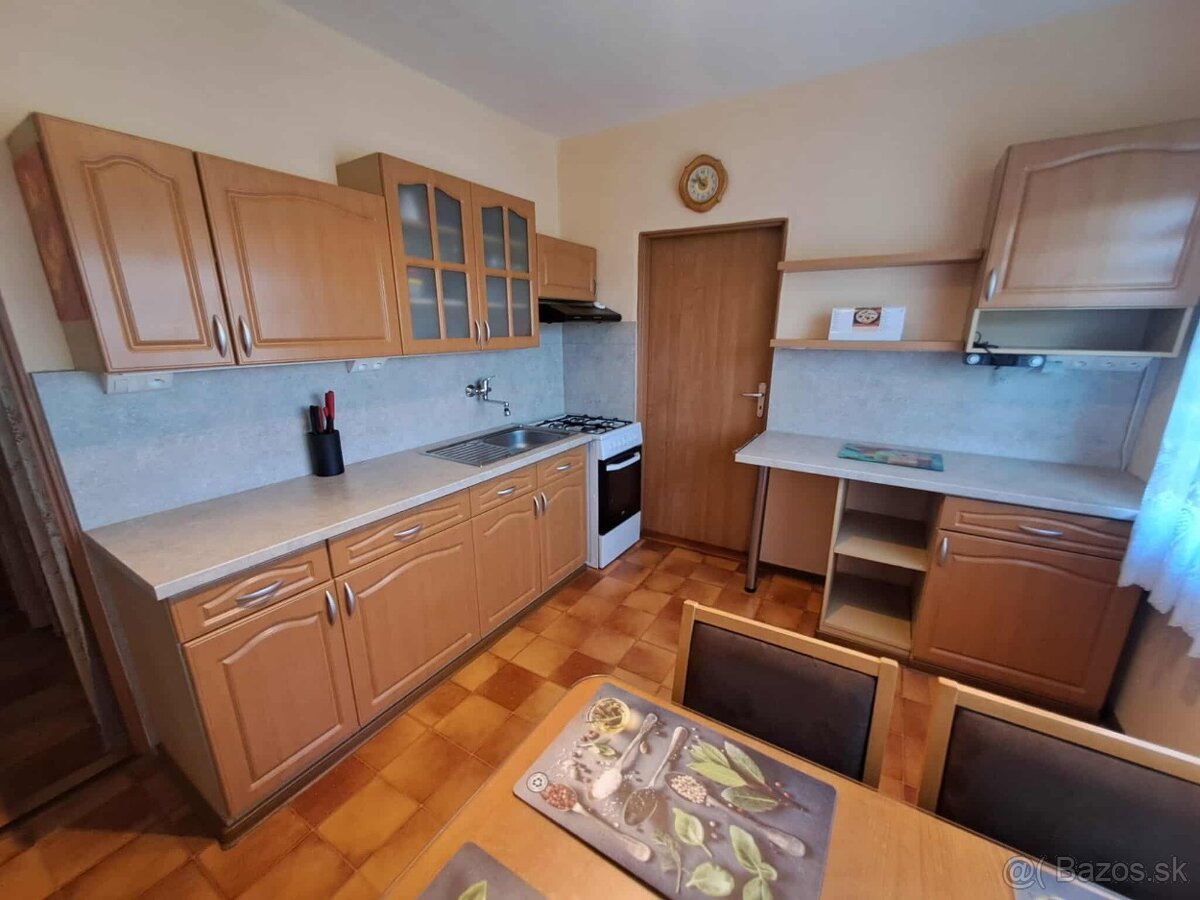 3izb. byt s balkónom, šatníkom a špajzou, Nové Zámky