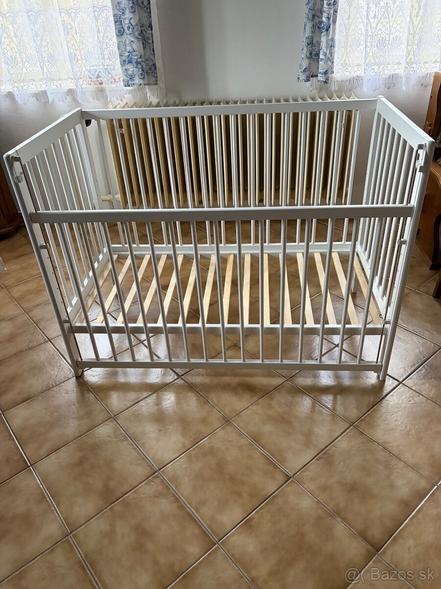 Detska postielka s matracom a chranicom matraca