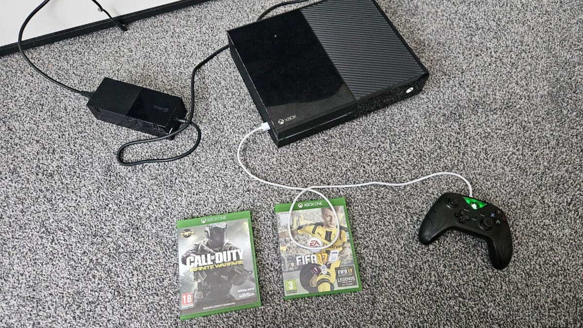 Xbox One 500GB + joypad + hry