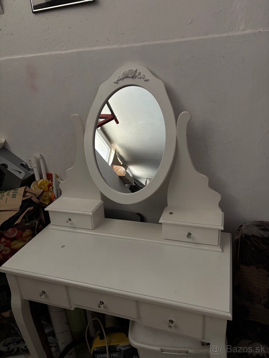 Kozmetický stôl