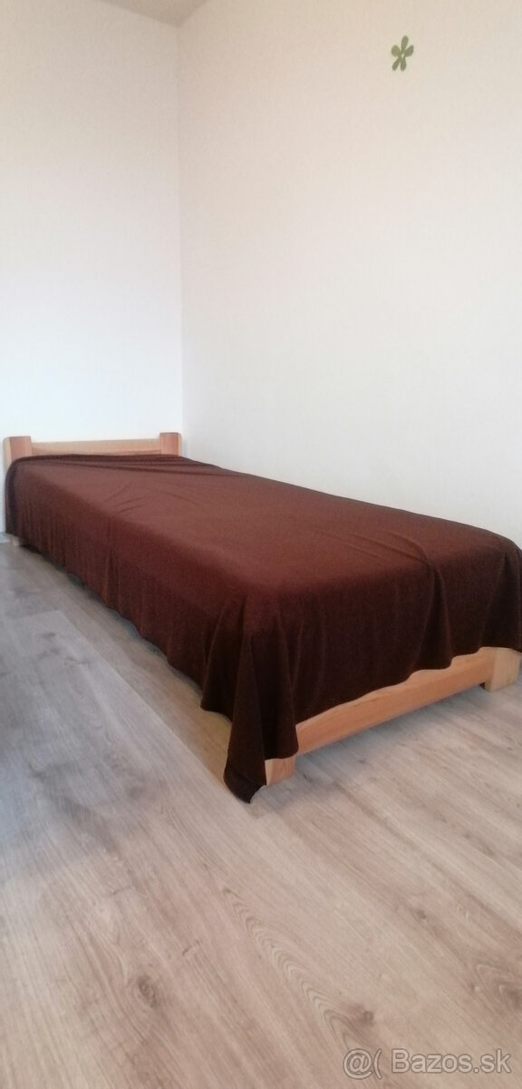 Drevená posteľ - jednolôžko s matracom