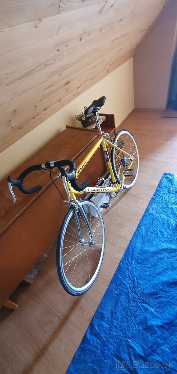 Cestný bicykel.