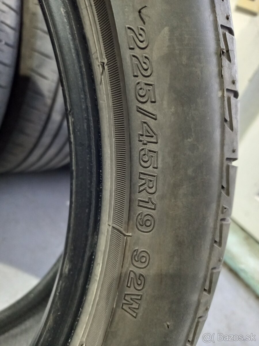 225/45 R19 92W