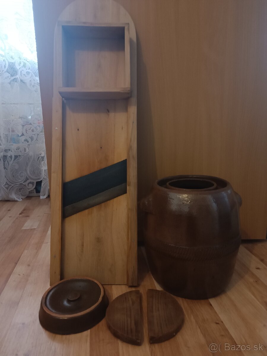 Súdok na kapustu a nože na rezanie kapusty