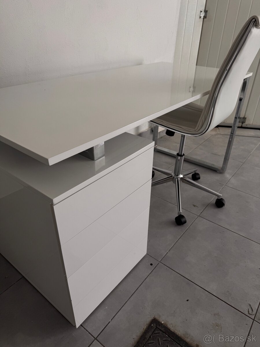 Pisaci stol plus otocna stolicka