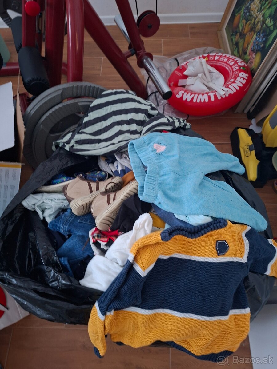 Veľké vrece detského oblečenia a obuvy