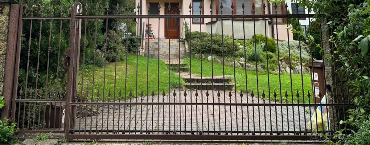 Kovana posuvna brana a branka