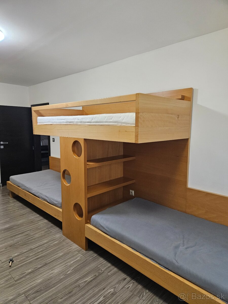 Poschodová posteľ pre 3 deti