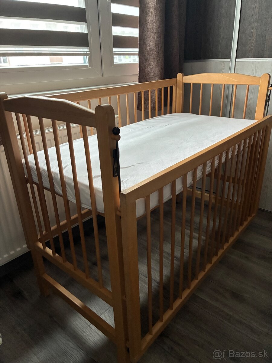 Masivna drevená postielka pre bábätko