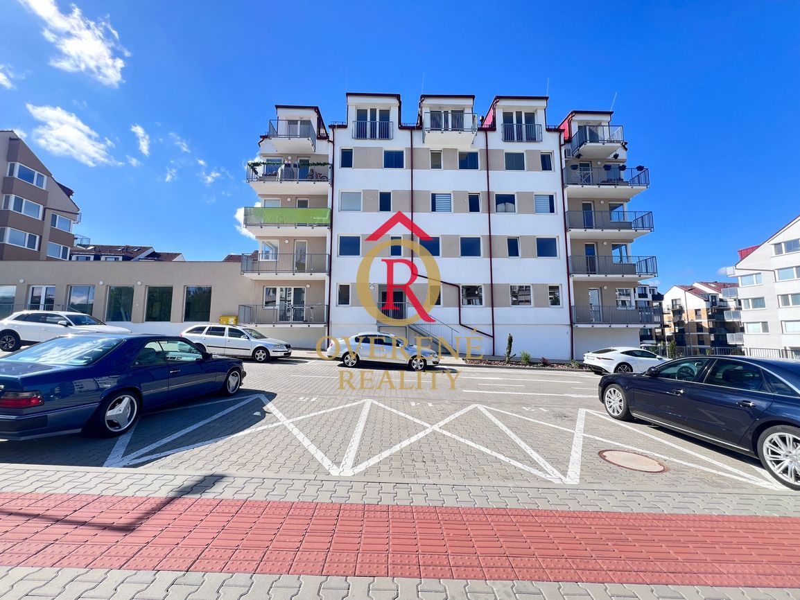 Exkluzívna dvojgaráž s vlastným vstupom a bránou HÖRMANN – j