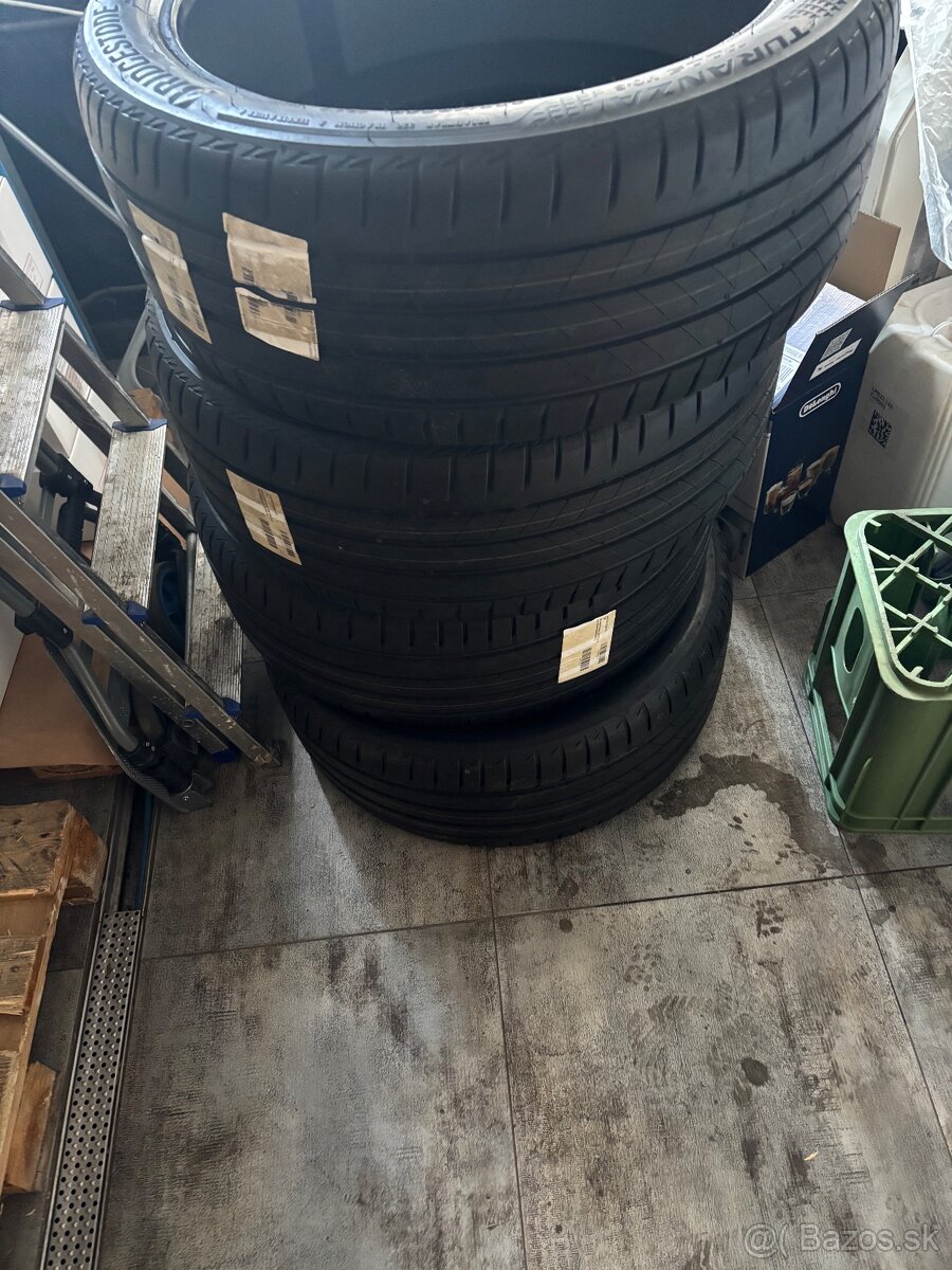 Bridgestone 255 40 R20