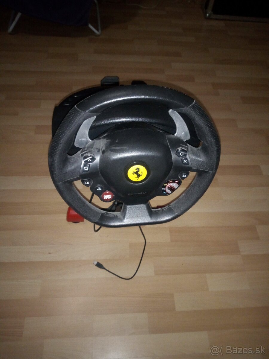 Volant aj z držiakom na PS4 a PS5