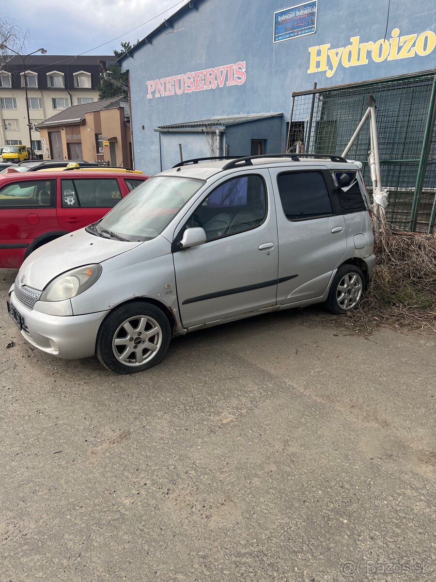 Rozpredám Toyota Yaris Verso 1,3 benzín, r.v. 2003