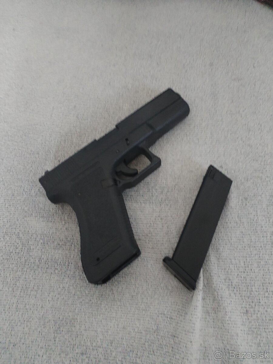 Predávam manuálnu pištoľ Airsoft