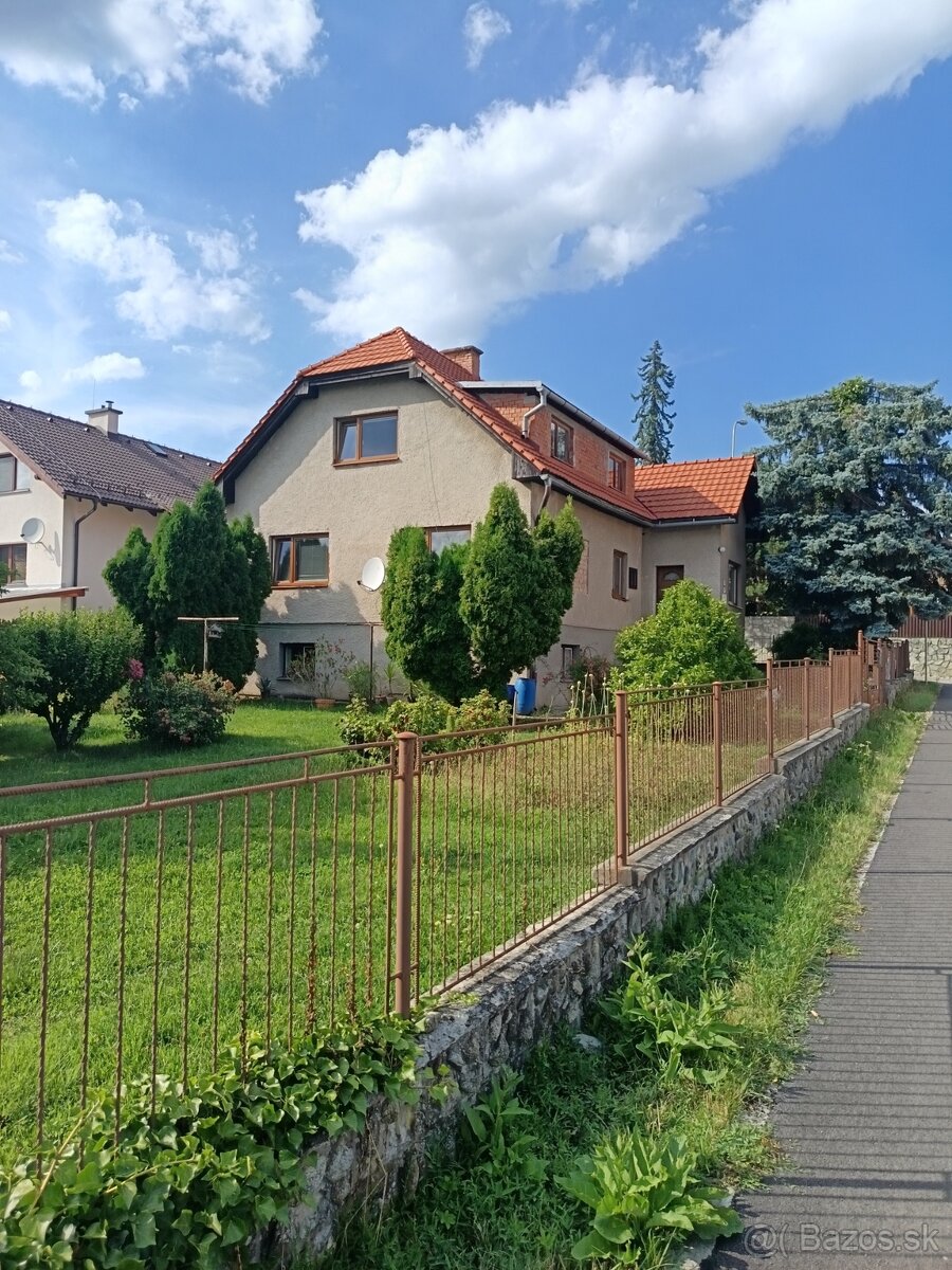 Rodinný 3 poschodový dom na predaj, Stráne, Martin