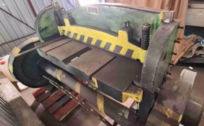 Použité tabulové nůžky NT 100/4, r. v. 1959