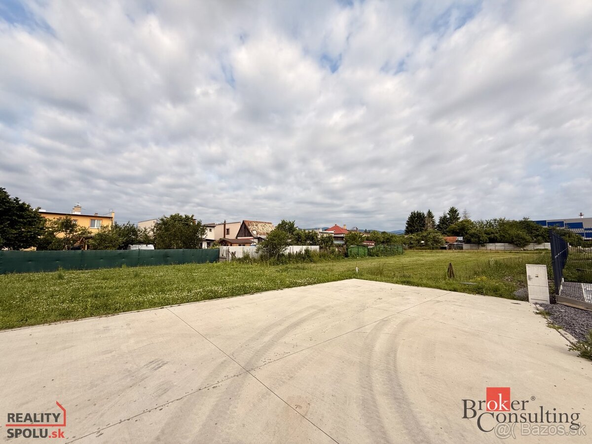 Stavebný pozemok na predaj – tichá lokalita Hronsek, len pár