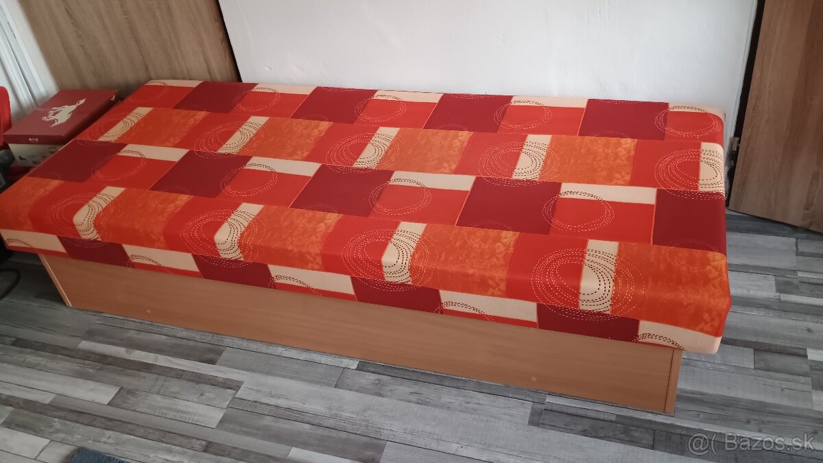 Posteľ s úložným priestorom