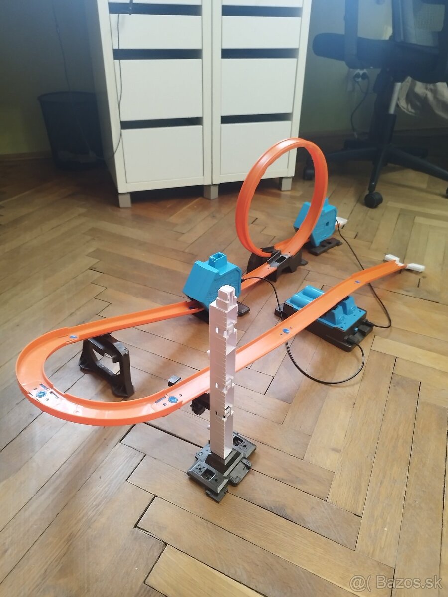 Predám Hot Wheels dráhy – set s motormi