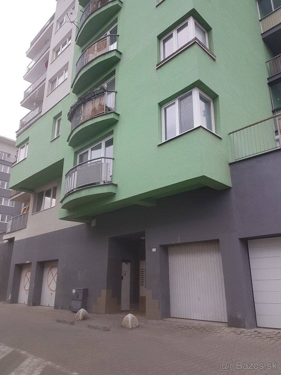 Prenajmeme samostatnú garáž na Kazanskej ul.